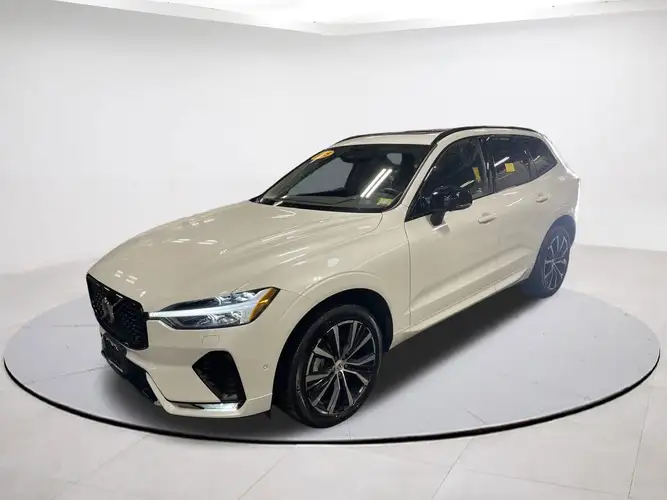 2025 Volvo XC60 Plus's photo