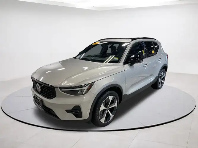 2025 Volvo XC40 Plus's photo