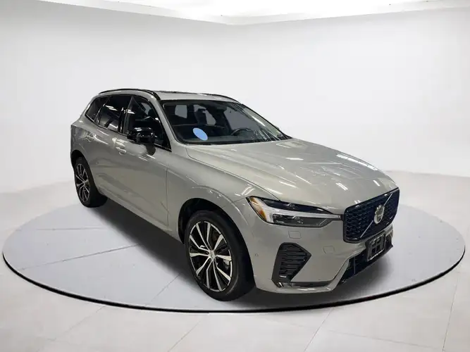2025 Volvo XC60 Plus's photo