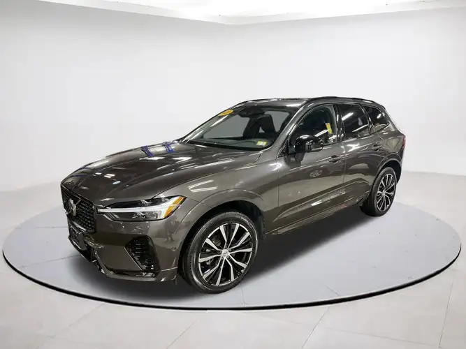 2025 Volvo XC60 Plus's photo