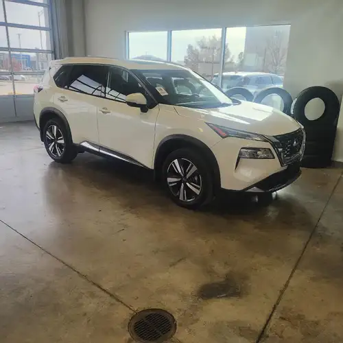 2023 Nissan Rogue SL's photo