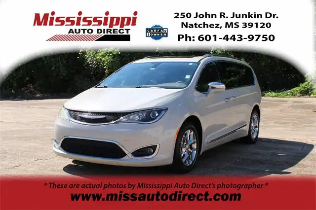 2017 Chrysler Pacifica Limited's photo