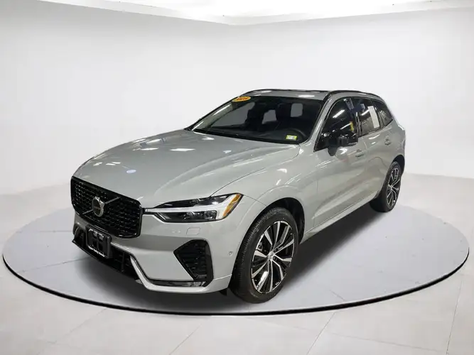 2025 Volvo XC60 Plus's photo