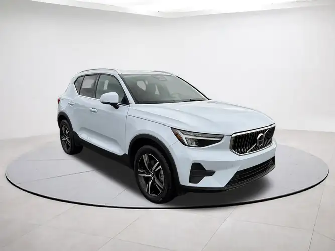 2025 Volvo XC40 Core's photo