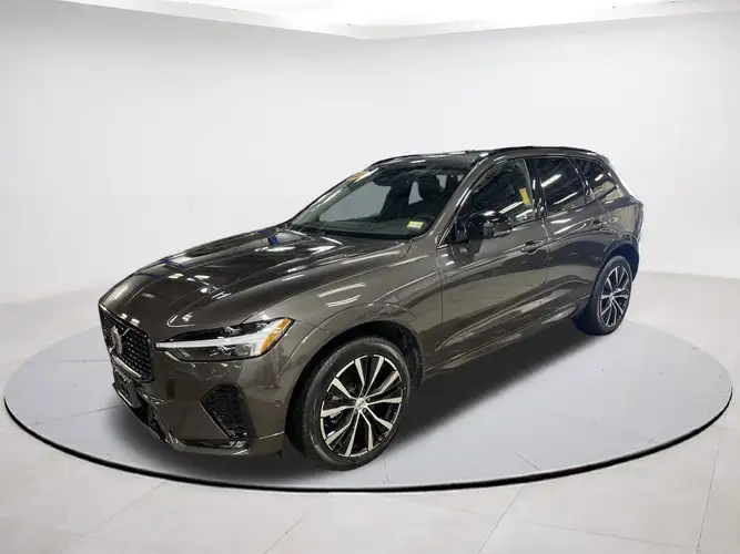 2025 Volvo XC60 Plus's photo