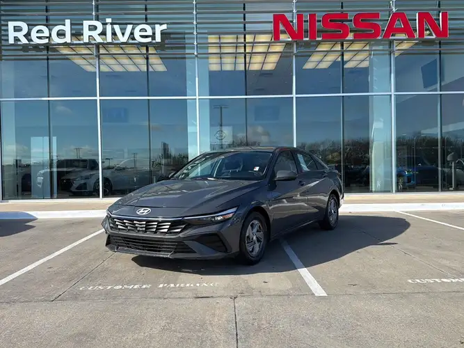 2024 Hyundai Elantra SE's photo