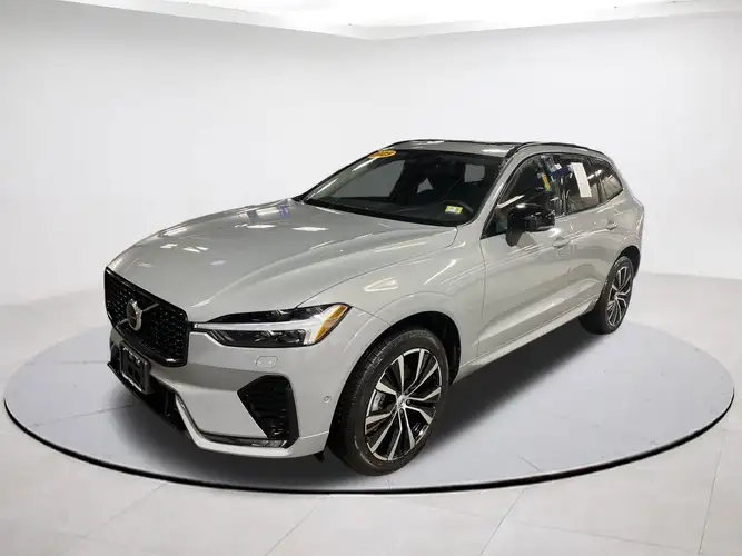 2025 Volvo XC60 Plus's photo