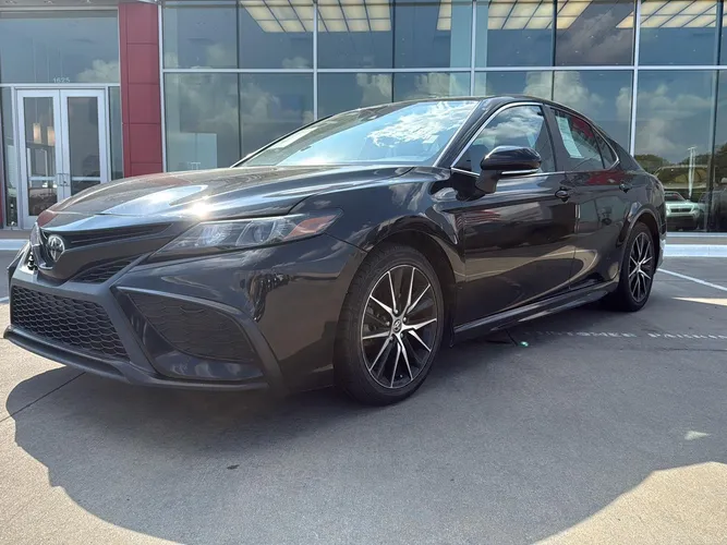 Used 2022 Toyota Camry SE with VIN 4T1G11AK8NU715962 for sale in Ardmore, OK