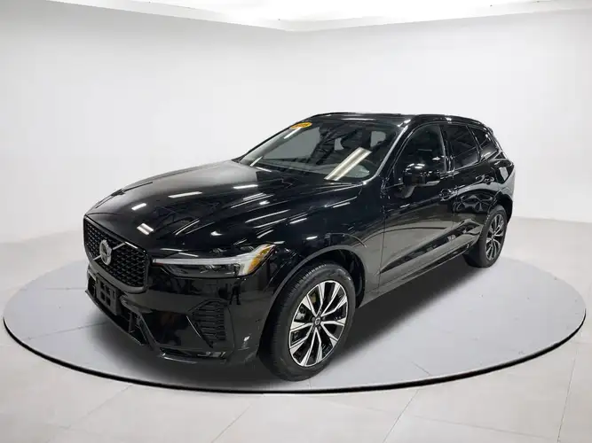 2025 Volvo XC60 Plus's photo