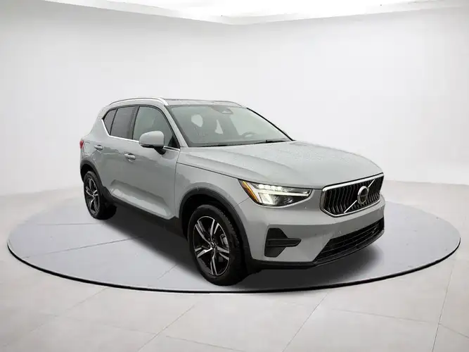 2025 Volvo XC40 Core's photo