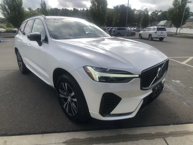 2025 Volvo XC60 B5 Plus photo 2