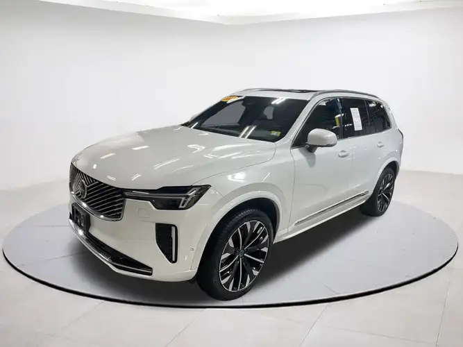 2025 Volvo XC90 Plus's photo