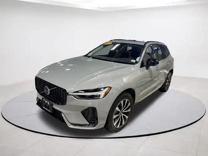 2025 Volvo XC60 Plus's photo
