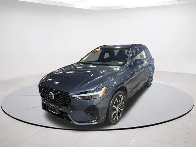 2025 Volvo XC60 Plus's photo