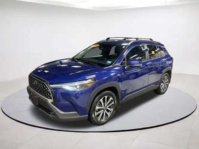 2024 Toyota Corolla Cross XLE's photo