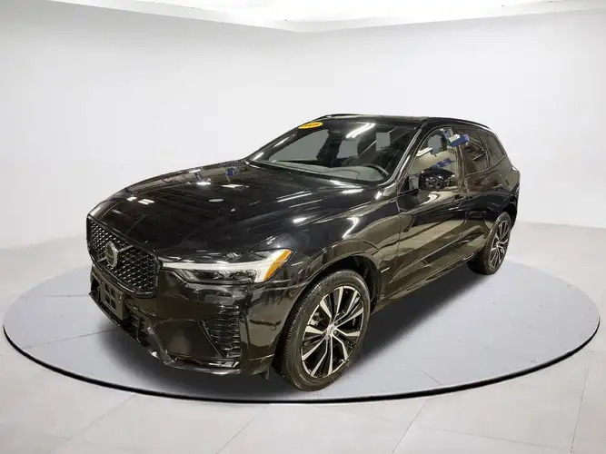 2025 Volvo XC60 Plus's photo